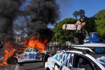 Robotaxis de la compañía Waymo son vandalizados durante las protestas de este domingo en Los Ángeles.