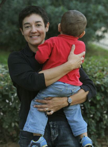 Carmen Díaz, con su hijo.