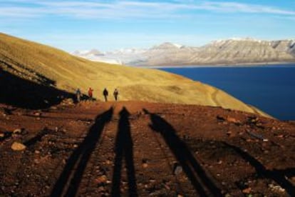 Senderismo cerca de Pyramiden, en las islas Svalbard (Noruega).