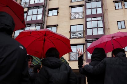 Vecinos, simpatizantes y activistas contra los desahucios protestan contra el desalojo forzoso de varios inquilinos de un edificio de apartamentos en la calle El Yesero de Vallecas.