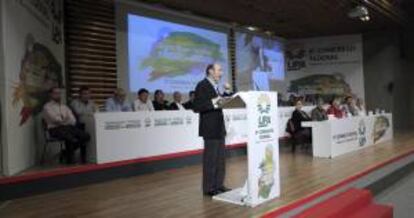 El secretario general del PSOE, Alfredo Pérez Rubalcaba, durante su intervención hoy en la clausura del 8º Congreso de la Unión de Pequeños Agricultores (UPA), en la sede de UGT en Madrid.