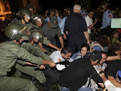 La policía carga contra los manifestantes en Rabat.