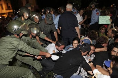 La policía carga contra los manifestantes en Rabat.