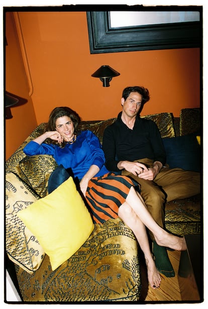 Mafalda Muñoz y Gonzalo Machado posan en su sofá.