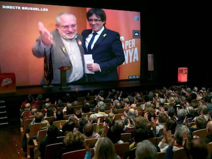 Carles Puigdemont y el 'exconseller' Lluís Puig, en videoconferencia en un mitin de Junts per Catalunya en Terrassa (Barcelona).