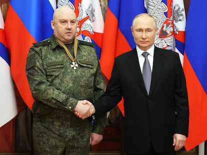 Serguéi Surovikin y Vladímir Putin, el 31 de diciembre de 2022