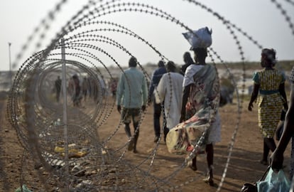 Decenas de desplazados caminan junto a la base de la ONU en Juba, Sudán del Sur, el 16 de enero.