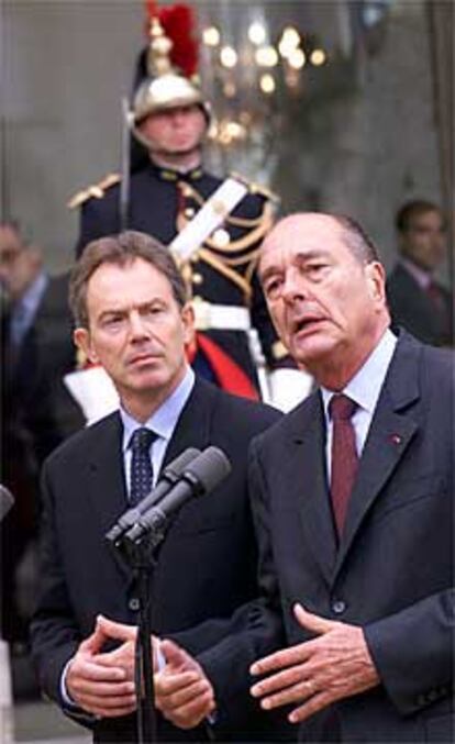 El presidente francés, Chirac (derecha), y el primer ministro Blair, ayer en París.