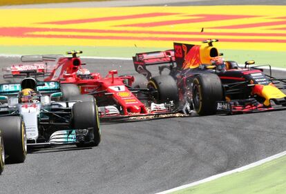 Kimi Raikkonen (centro) choca con Max Verstappen, al iniciarse la carrera.