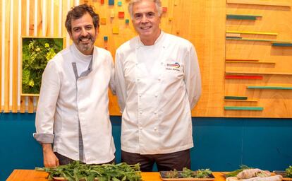 Nacho Sánchez, a la izquierda, y Pedro Larumbe, con algunas de las hierbas silvestres que han incorporado a sus platos.