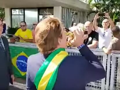 Bolsonaro com o humorista Carioca em frente ao Palácio da Alvorada, nesta quarta-feira.