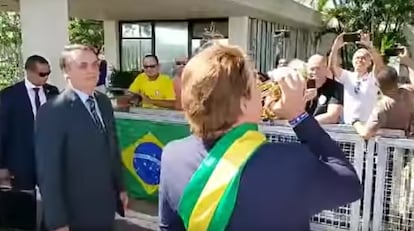 Bolsonaro com o humorista Carioca em frente ao Palácio da Alvorada, nesta quarta-feira.