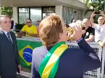 Bolsonaro com o humorista Carioca em frente ao Palácio da Alvorada, nesta quarta-feira.