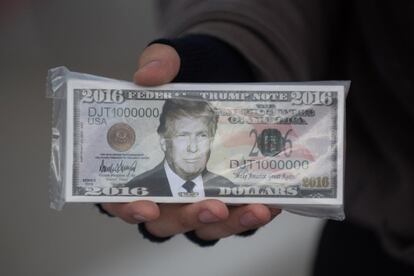 Un comerciante vende dinero falso con la imagen de Donald Trump en un aparcamiento del Centro I-X antes de comenzar un acto electoral del candidato republicano, el 22 de octubre en Cleveland, Ohio (EE UU).