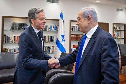 El secretario de Estado de EE UU, Antony Blinken, y el primer ministro de Israel, Benjamín Netanyahu, durante una reunión mantenida este martes en Tel Aviv.
