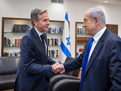 El secretario de Estado de EE UU, Antony Blinken, y el primer ministro de Israel, Benjamín Netanyahu, este martes en Tel Aviv.