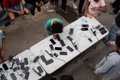 Durante la semana pasada, al menos 200 personas sin su documentación migratoria regular trataron de pasar desde la ciudad chilena de Arica hacia la peruana Tacna. En la imagen, los voluntarios de Cruz Roja traen electricidad para que los migrantes puedan recargar sus teléfonos celulares y hablar con sus familiares.