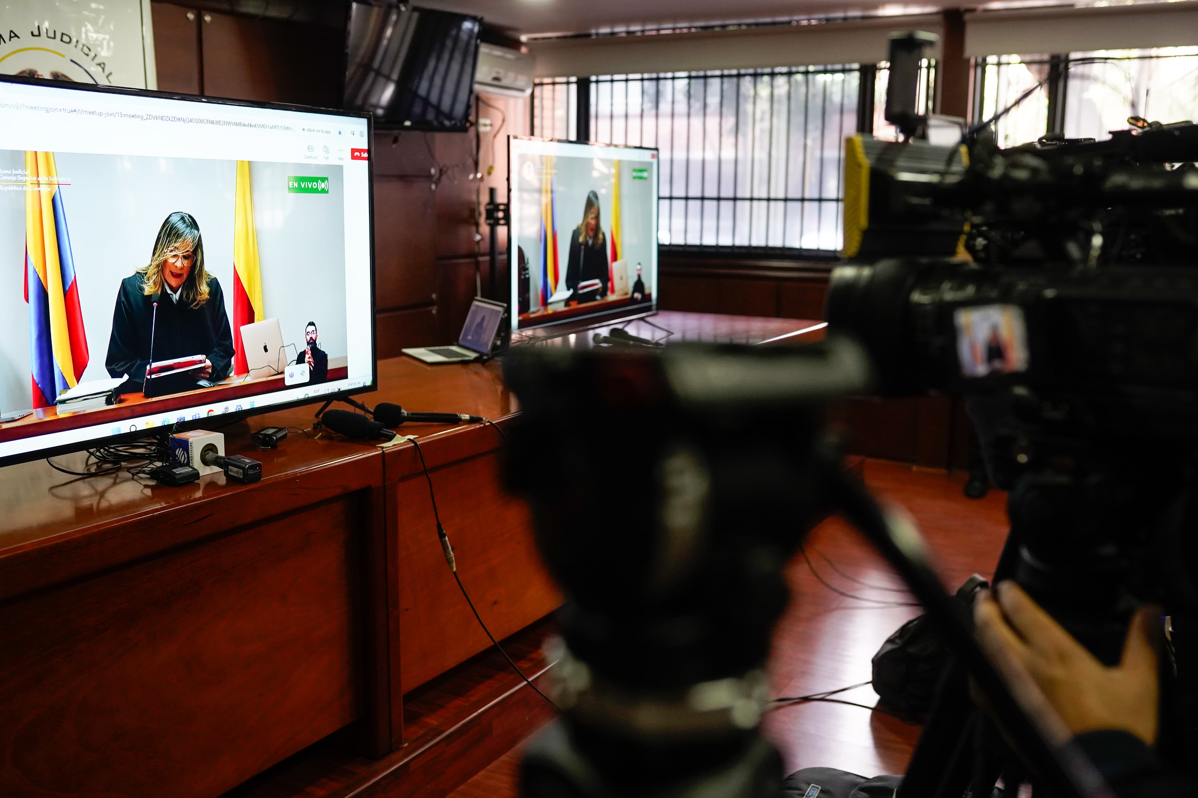 Transmisión del juicio contra el expresidente Álvaro Uribe desde los juzgados de Paloquemao, en Bogotá, el 28 de julio de 2025.