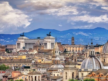 Vista de Roma con el monumento a Víctor Manuel II, en la plaza de Venecia, al fondo a la izquierda.