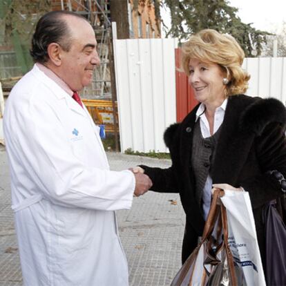 José María Román, responsable de la operación, saluda a Esperanza Aguirre.
