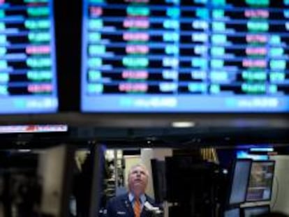 Algo menos de media hora después del inicio de la sesión en la bolsa de Nueva York (NYSE), las acciones de Grupo Financiero Santander México comenzaron a intercambiarse bajo el símbolo "BSMX" después de haber fijado el precio de sus ADS (American Depositary Shares) en los 12,18 dólares. EFE/Archivo