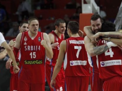 Los serbios celebrando su victoria ante Francia. 