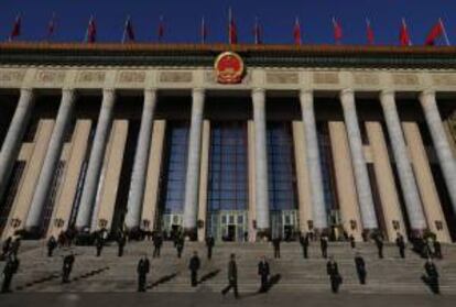 Oficiales de seguridad son desplegados en las escaleras hoy, miércoles 5 de marzo de 2014, durante la Segunda Sesión del XII Congreso del Pueblo en el Gran Salón del Pueblo en Pekín (China).