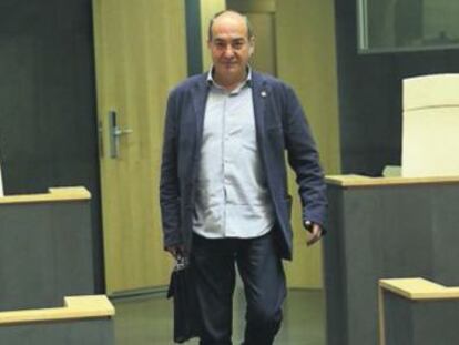Martin Garitano, diputado general de Gipuzkoa, se dirige a su escaño en las Juntas Generales.