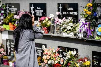 Una mujer llora la perdida de sus seres queridos en el cementerio de Lloret de Mar (Girona), este domingo.