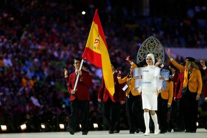 Figure skater Javier Fern&aacute;ndez carries Spain&#039;s flag in the Olympic opening ceremony in Sochi.