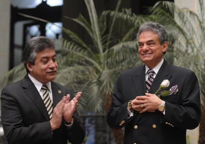 El cantante mexicano José José (a la derecha) es felicitado por el ministro de Cultura de Guatemala, Héctor Escobedo Ayala, durante la ceremonia en la que el artista fue declarado por el Gobierno de Guatemala como "mensajero de la paz", el 5 de mayo de 2011.