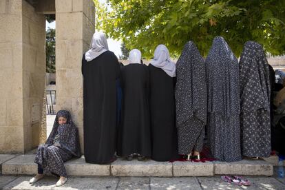 Mujeres palestinas rezan en la Puerta de los Leones tras el llamamiento para rezar en las calles en lugar de en la Explanada de las Mezquitas, en la ciudad vieja de Jerusalén.