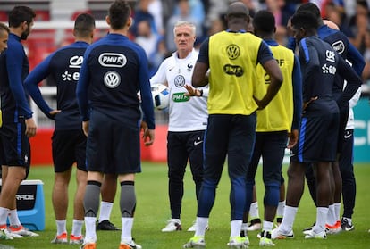Deschamps da instrucciones en el primer entrenamiento de Francia.