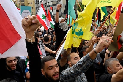 Banderas de Líbano y Hezbolá en una manifestación en Beirut el día 13 en apoyo a Palestina.

