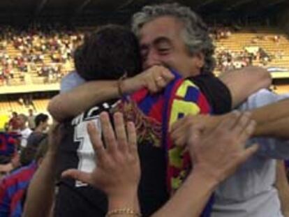 Manolo Preciado, el técnico del Levante, se abraza a Mora.