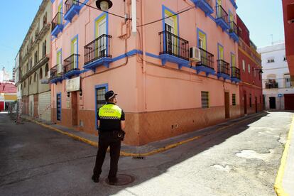 Un policía local vigilaba el viernes la pensión Zagora en Algeciras (Cádiz), que se encuentra aislada con 17 personas dentro por un brote de coronavirus, que ha causado la muerte a un hombre de 78 años,