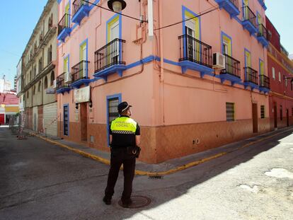 Un policía local vigilaba el viernes la pensión Zagora en Algeciras (Cádiz), que se encuentra aislada con 17 personas dentro por un brote de coronavirus, que ha causado la muerte a un hombre de 78 años,