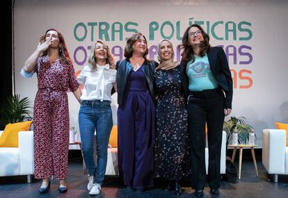 Desde la izquierda, Mónica García, Yolanda Díaz, Ada Colau, Fátima Hamed Hossain y  Mónica Oltra, en un acto en Valencia, el pasado noviembre.