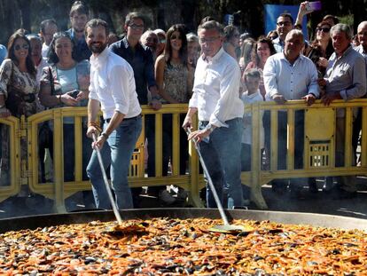 Pablo Casado y el presidente del PP en Aragón, Luis María Beamonte, junto a la paella preparada para el día del afiliado en Zaragoza.