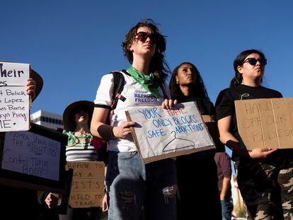 Manifestantes a favor del aborto protestan en Tucson, Arizona, el 9 de abril 2024.