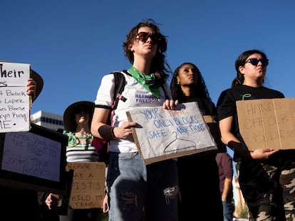 Manifestantes a favor del aborto protestan en Tucson, Arizona, el 9 de abril 2024.