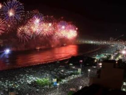 Fotografía facilitada por Riotur de los fuegos artificiales sobre la playa de Copacabana en la ciudad de Río de Janeiro (Brasil) para dar la bienvenida al año 2013.
