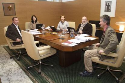 Los miembros de la Mesa y uno de los letrados de la Cámara (primro por la derecha), en la reunión. El popular Antón Damborenea no logró llegar a la cita por el temporal.