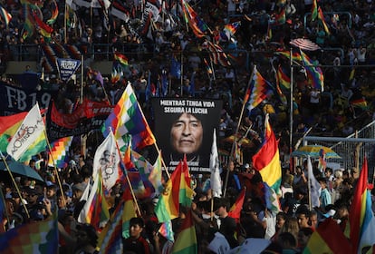 Simpatizantes de Evo Morales comemoram em Buenos Aires, Argentina, o 14º aniversário da fundação do Estado Plurinacional da Bolívia, em 22 de janeiro de 2020.