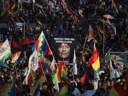 Simpatizantes de Evo Morales celebran en Buenos Aires, Argentina, el 14 aniversario de la fundación del Estado Plurinacional de Bolivia, el 22 de enero de 2020.