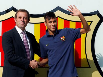 Rosell y Neymar, en 2013, cuando se presentó al jugador brasileño en sociedad.