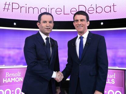 Los dos candidatos a liderar el PS francés, Manuel Valls y Benoit Hamon, en el debate final el 25 de enero en París (Francia).