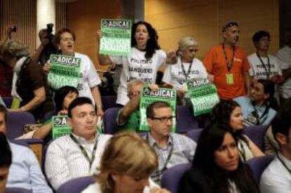 Un grupo de afectados por la preferentes de Bankia protestan durante la Junta General de accionistas, celebrada en Valencia el pasado mes de junio. EFE/Archivo