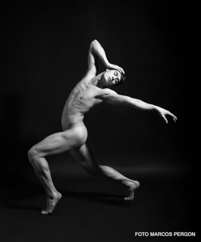El cuerpo del bailarín destaca sobre el fondo negro