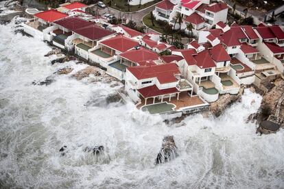 Unas olas golpean sobre unas viviendas en la isla de San Martín, el 6 de septiembre.